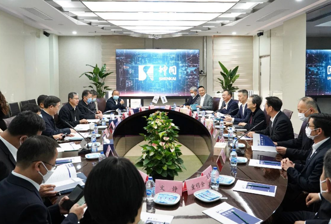 中石化高級(jí)副總裁劉宏斌一行益臨神開(kāi)參觀考察(圖2) 中石化高級(jí)副總裁劉宏斌一行益臨神開(kāi)參觀考察(圖2)